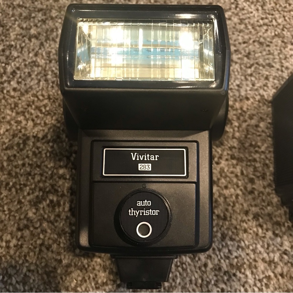 UNTESTED- Lot of 2 - Vivitar Auto Camera Flash 252 w/case and 283 Camera Flash - Picture 3 of 11